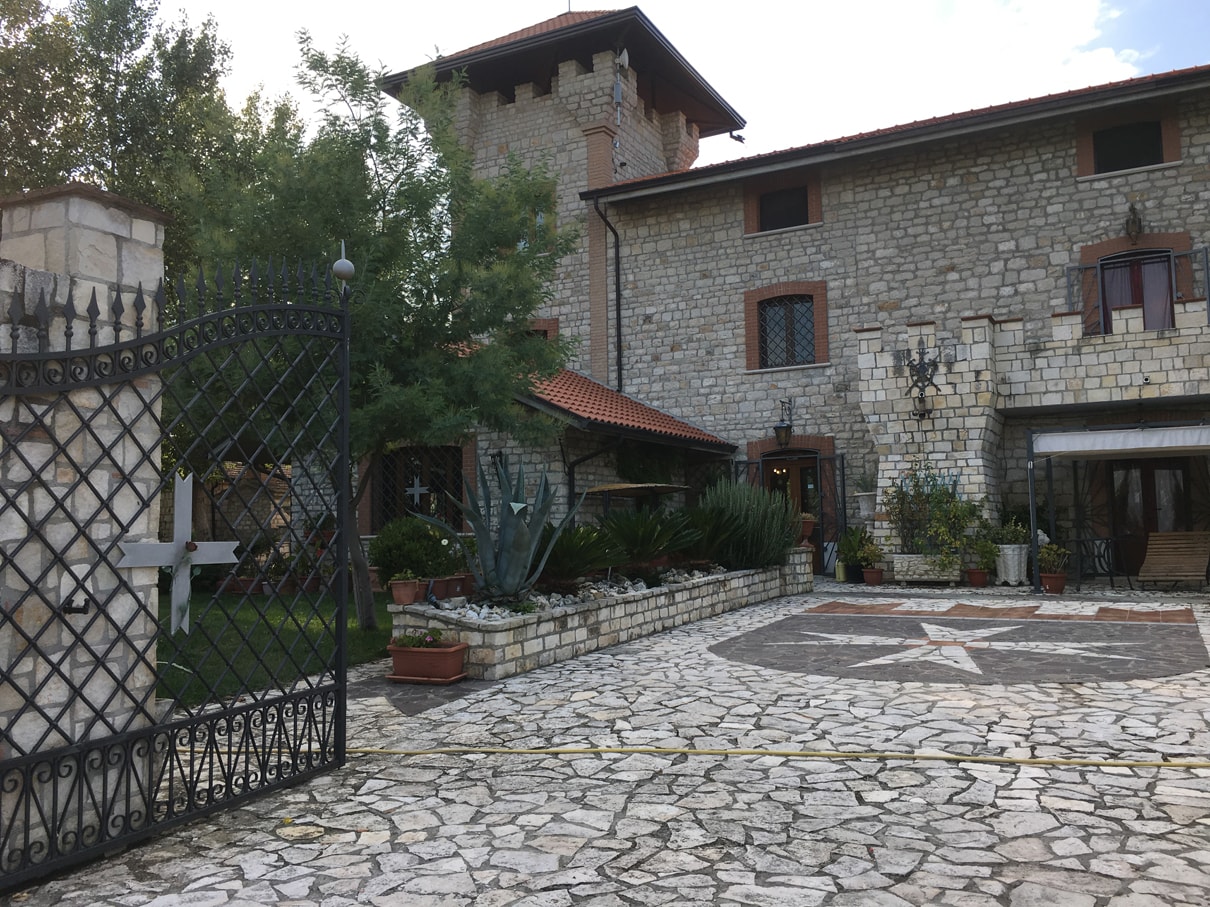 Il Castello Dei Templari Front entrance