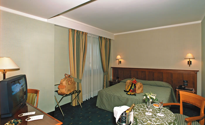 Lombardi Hotel Pietrelcina bedroom